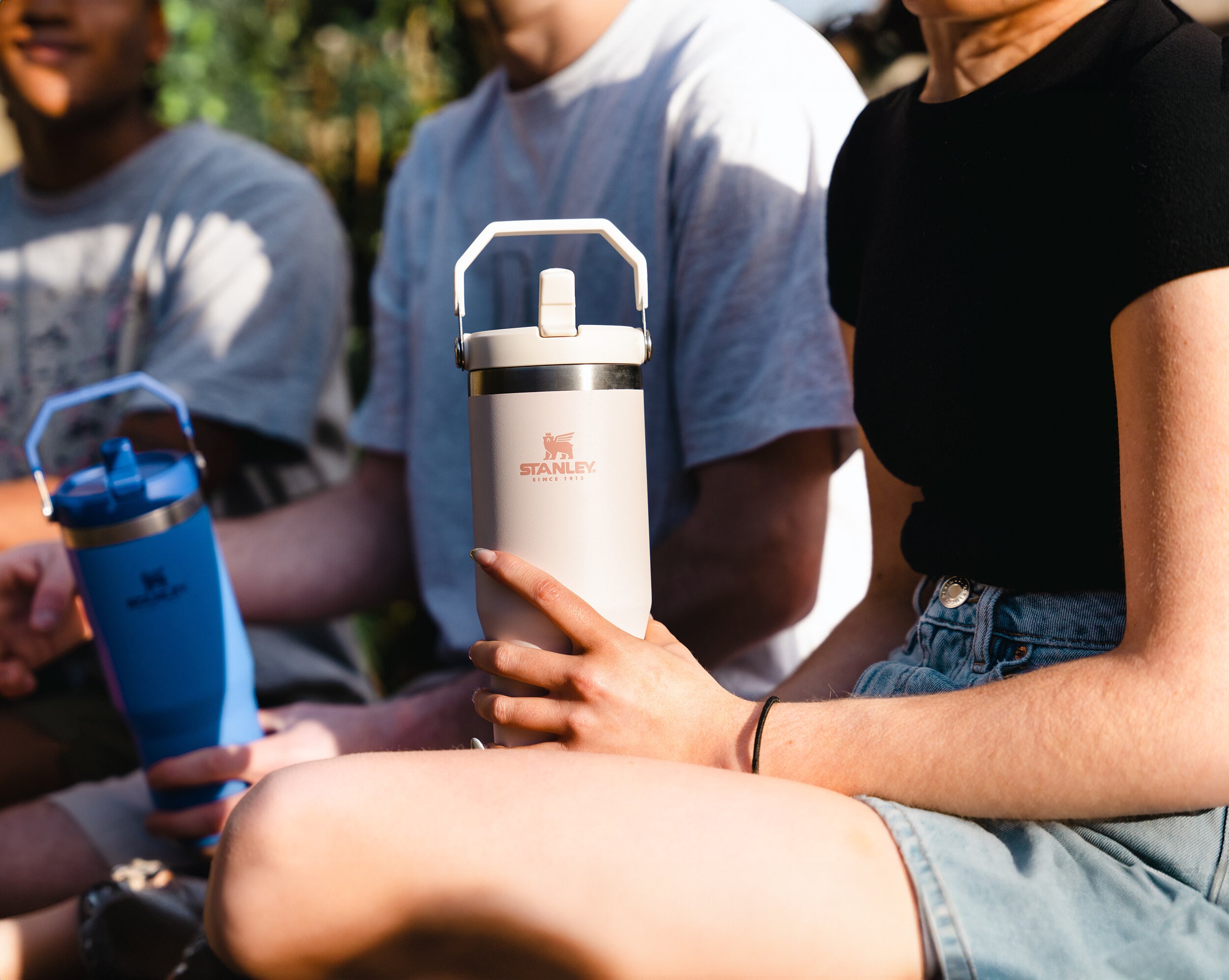 https://www.stanley.no/pub_docs/files/ST_BB_ICEFLOW_-FLIP-STRAW-TUMBLER-0.89L_-ROZE-QUARTZ_LIFESTYLE_4.jpg